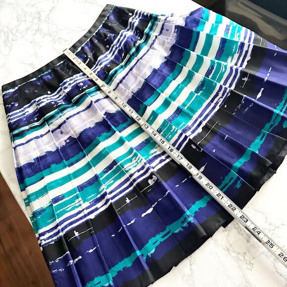 Carlisle 100% Silk Pleated Skirt Women's Size 4 Black & Blue watercolor stripe - Picture 7 of 7